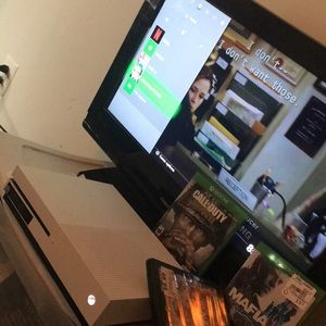 I am selling a Xbox one 500 GB Go. With four games